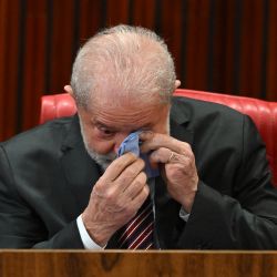 El presidente electo de Brasil, Luiz Inacio da Silva, llora durante la ceremonia de certificación en la sede del Tribunal Superior Electoral (TSE) en Brasilia. | Foto:EVARISTO SA / AFP