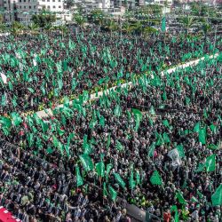 Esta vista aérea muestra a simpatizantes del movimiento islamista palestino Hamás asistiendo a un mitin en la ciudad de Gaza, con motivo del 35 aniversario de la fundación del grupo. | Foto:MOHAMMED ABED / AFP