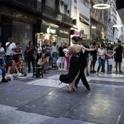 Imagen de una pareja bailando tango durante la "Semana del Tango" para celebrar el Día Nacional del Tango en la peatonal Florida de la ciudad de Buenos Aires, Argentina. | Foto:Xinhua/Martín Zabala