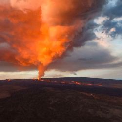 La vista aérea muestra la erupción de la Zona de Rift Noreste del volcán Mauna Loa cerca de Hilo, Hawai. - El volcán activo más grande del mundo estalló por primera vez en 40 años, arrojando lava y ceniza caliente desde el 28 de noviembre de 2022. | Foto:K. Mulliken / US Geological Survey / AFP