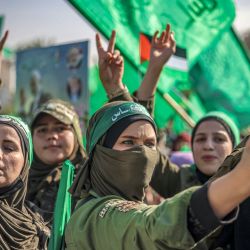 Mujeres partidarias del movimiento islamista palestino Hamás se reúnen en un mitin en la ciudad de Gaza, con motivo del 35 aniversario de la fundación del grupo. | Foto:MOHAMMED ABED / AFP