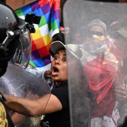 Partidarios del ex presidente Pedro Castillo chocan con la policía antidisturbios durante una manifestación exigiendo su liberación y el cierre del Congreso peruano en Lima. | Foto:ERNESTO BENAVIDES / AFP