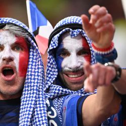 Seguidores de Francia posan para una foto antes del partido de fútbol de semifinales de la Copa Mundial Qatar 2022 entre Francia y Marruecos en el estadio Al-Bayt de Al Khor, al norte de Doha. | Foto:KIRILL KUDRYAVTSEV / AFP