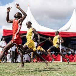 Un participante masculino de Selengei termina la primera serie de 800 metros durante las Olimpiadas Maasai en el distrito de Kimana, un evento deportivo celebrado por primera vez en 2012, en el ecosistema Amboseli-Tsavo. - Normalmente el evento se celebra cada dos años, pero debido a la pandemia de 2020 se canceló, por lo que el de este año ha sido el primero en cuatro años. | Foto:Fredrik Lerneryd / AFP