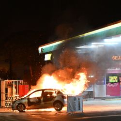 Un vehículo arde en una gasolinera tras los enfrentamientos entre la policía antidisturbios y los partidarios del presidente Jair Bolsonaro en protesta por la detención de un líder indígena en Brasilia. | Foto:EVARISTO SA / AFP