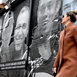 Una persona pasa por delante de un mural creado por el artista Isaac Campbell en Georgetown en el que aparecen la estrella de basquet femenino estadounidense Brittney Griner y otros estadounidenses detenidos en el extranjero como parte de la campaña Bring Our Families Home, en Washington, DC. | Foto:OLIVIER DOULIERY / AFP