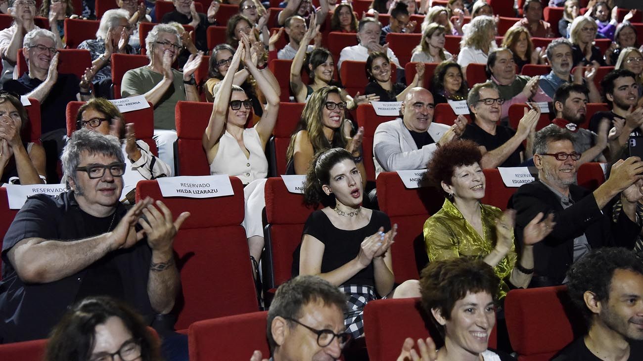 Espectadores en la sala de cine del shopping de Devoto.