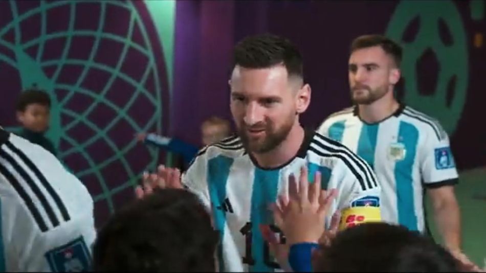 Salida del vestuario hacia la cancha de Leo Messi