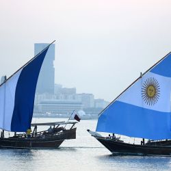 Barcos con banderas de Francia y Argentina navegan por el paseo marítimo de Corniche, en Doha. - Argentina se enfrentará a Francia en el partido final de la Copa Mundial de Fútbol Qatar 2022, que se celebrará en Doha el 18 de diciembre de 2022. | Foto:FRANCK FIFE / AFP