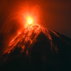 El volcán de Fuego, visto desde Alotenango, un municipio del departamento de Sacatepéquez a 65 kilómetros al suroeste de Ciudad de Guatemala, entra en erupción. | Foto:JOHAN ORDONEZ / AFP