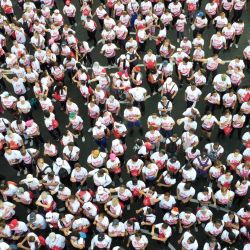 En esta vista aérea la gente participa en la segunda Maratón de Aeróbicos con música Salsa en vivo en Cali, Colombia. | Foto:JOAQUIN SARMIENTO / AFP