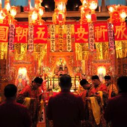 Taoístas rezan en la sala interior del templo Yimin en Pingchen, al norte de la ciudad de Taoyuan, China. - El templo, de 231 años de antigüedad, inició una ceremonia de sacrificios Yuanjiao de cinco días para rezar por la paz mientras los fieles inician el ayuno. | Foto:Sam Yeh / AFP