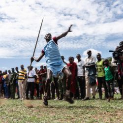 Un participante de la aldea de Kuku lanza una lanza durante las Olimpiadas Maasai en el distrito de Kimana, un evento deportivo celebrado por primera vez en 2012, en el ecosistema Amboseli-Tsavo. - Normalmente el evento se celebra cada dos años, pero debido a la pandemia de 2020 se canceló, por lo que el de este año ha sido el primero en cuatro años. | Foto:Fredrik Lerneryd / AFP