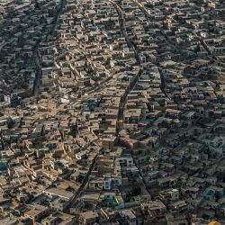 Vista general de las viviendas desde la ventana de un helicóptero que sobrevuela Kabul, Afganistán. | Foto:WAKIL KOHSAR / AFP