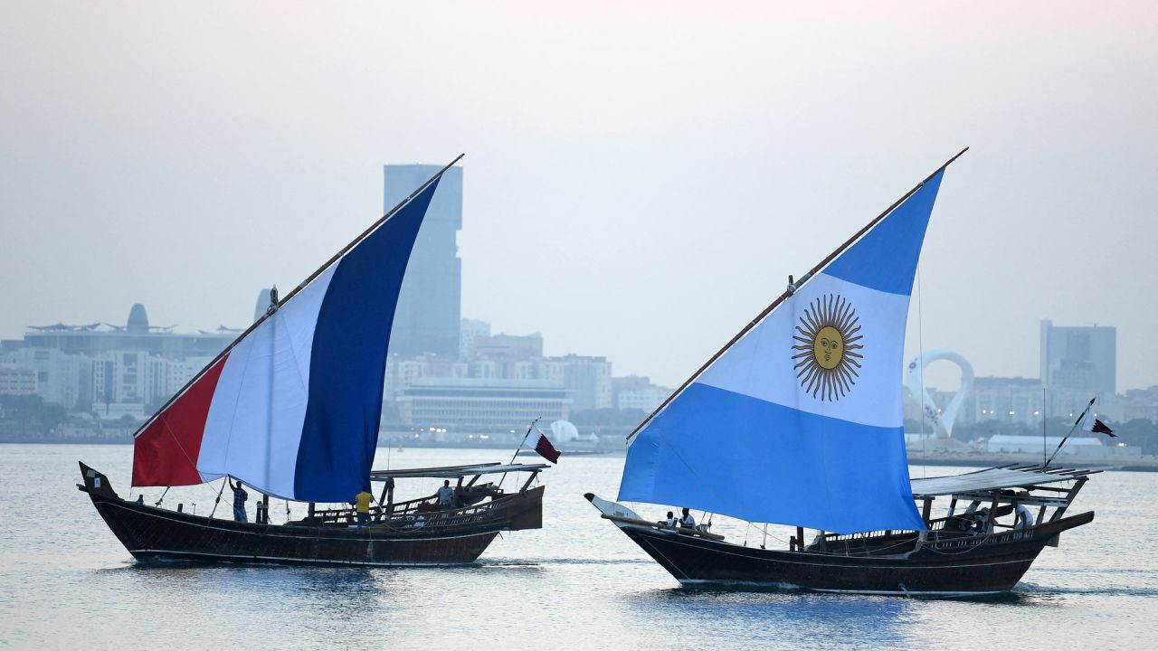 Barcos con banderas de Francia y Argentina navegan por el paseo marítimo de Corniche, en Doha. - Argentina se enfrentará a Francia en el partido final de la Copa Mundial de Fútbol Qatar 2022, que se celebrará en Doha el 18 de diciembre de 2022. | Foto:FRANCK FIFE / AFP