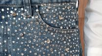 Jeans con strass, el look que marca tendencia para una noche de fiesta 