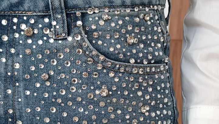 Jeans con strass, el look que marca tendencia para una noche de fiesta 