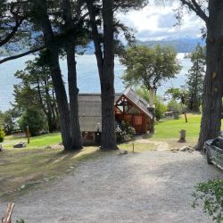 Villa Labrador, en Bariloche, un remanso de tranquilidad a pasos del lago traducido en varias cabañas acogedoras.