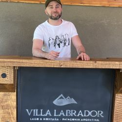 Villa Labrador, en Bariloche, un remanso de tranquilidad a pasos del lago traducido en varias cabañas acogedoras.