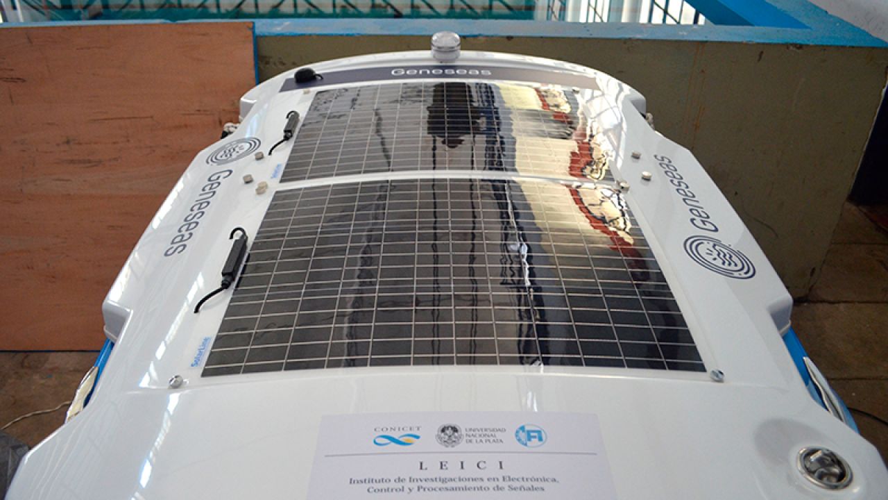 They manufacture the first Argentine autonomous solar robot to suck hydrocarbons and floating debris