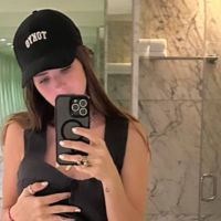 La China Suárez llegó a México y lució un sugestivo look de top sastrero y pollera plisada