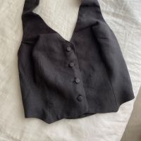 La China Suárez llegó a México y lució un sugestivo look de top sastrero y pollera plisada