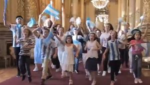 Los chicos del coro del Teatro Colón, alentando a la Selección antes del gran choque del domingo.