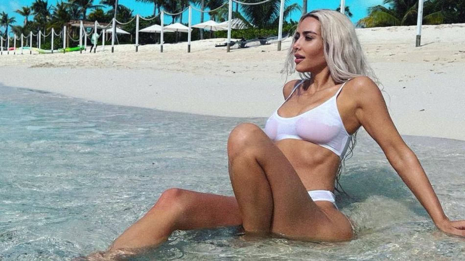 Kim Kardashian impactó con una bikini transparente