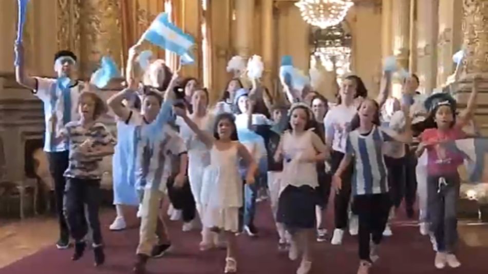 Los chicos del coro del Teatro Colón, alentando a la Selección antes del gran choque del domingo.