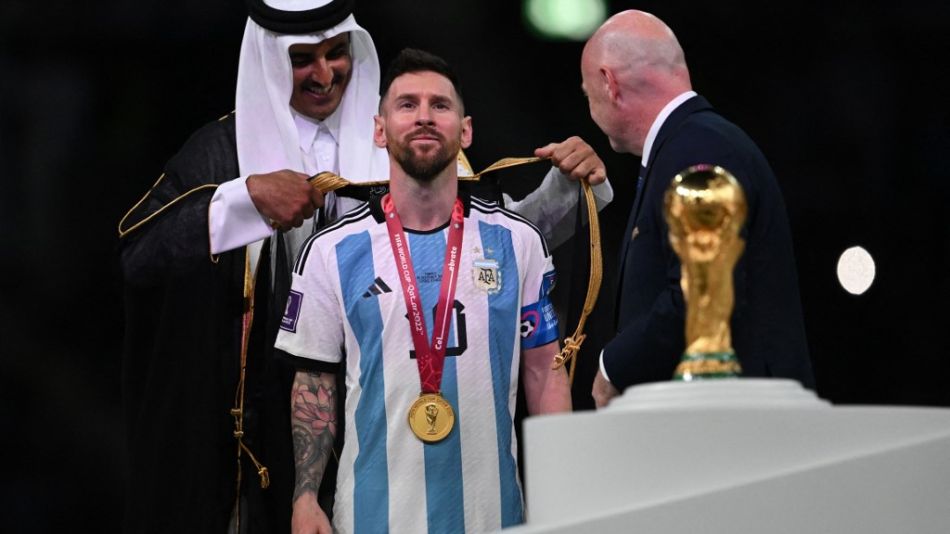 El Jeque Lionel El Emir De Qatar Invisti A Messi Con Una Tradicional Abaya Rabe Perfil