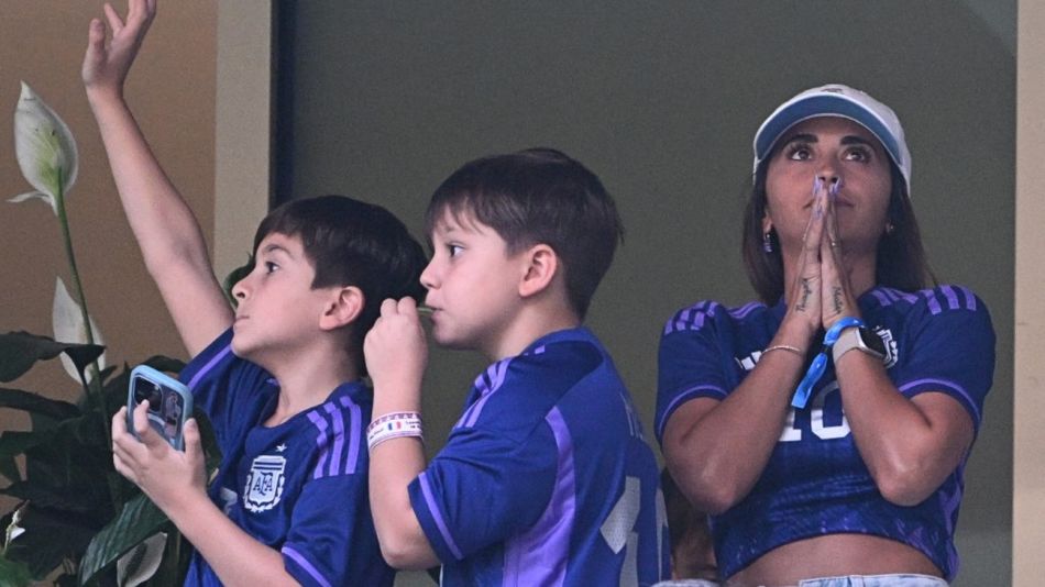 Antonella y los hijos de Messi, en el palco del Estado Lusail, esperando la gran final.