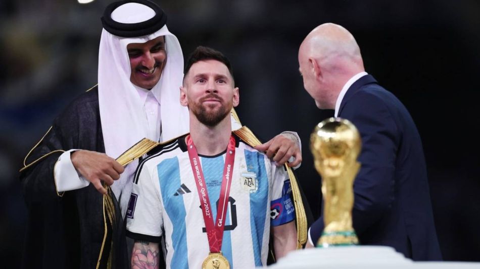 Qué simboliza la capa que el jeque le puso a Lionel Messi antes de darle la Copa