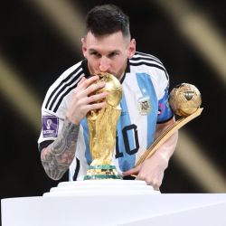 Lionel Messi besa su primera Copa del Mundo.