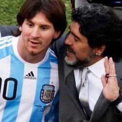 Diego Maradona y Lionel Messi, varios años antes de que este liderara a la Selección hacia la Copa del Mundo.  | Foto:CEDOC