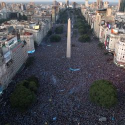 En esta vista aérea aficionados de Argentina celebran la victoria en el Mundial de Catar 2022 ante Francia en el Obelisco de Buenos Aires. | Foto:EMILIANO LASALVIA / AFP
