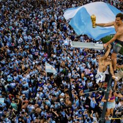 En esta vista aérea aficionados de Argentina celebran la victoria en el Mundial de Catar 2022 ante Francia en el Obelisco de Buenos Aires. | Foto:TOMAS CUESTA / AFP