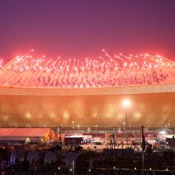 Imagen de fuegos artificiales antes del comienzo del partido de fútbol de la final de la Copa Mundial Qatar 2022 entre Argentina y Francia en el estadio Lusail en Lusail, al norte de Doha. | Foto:PATRICIA DE MELO MOREIRA / AFP