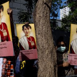 Manifestantes birmanos sostienen fotos de la detenida líder civil de Myanmar, Aung San Suu Kyi, durante una manifestación frente a la embajada de Myanmar en Bangkok, con motivo del Día Internacional del Migrante y para expresar su oposición a la junta militar de Myanmar. | Foto:JACK TAYLOR / AFP