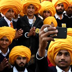 Niños sijs se hacen un selfie con un teléfono móvil durante un evento nacional de atado de turbantes celebrado en el Templo Dorado de Amritsar, India. | Foto:Narinder Nanu / AFP