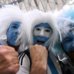 Seguidores de Argentina animan en las gradas antes del partido de fútbol final de la Copa Mundial Qatar 2022 entre Argentina y Francia en el estadio Lusail en Lusail. | Foto:KIRILL KUDRYAVTSEV / AFP