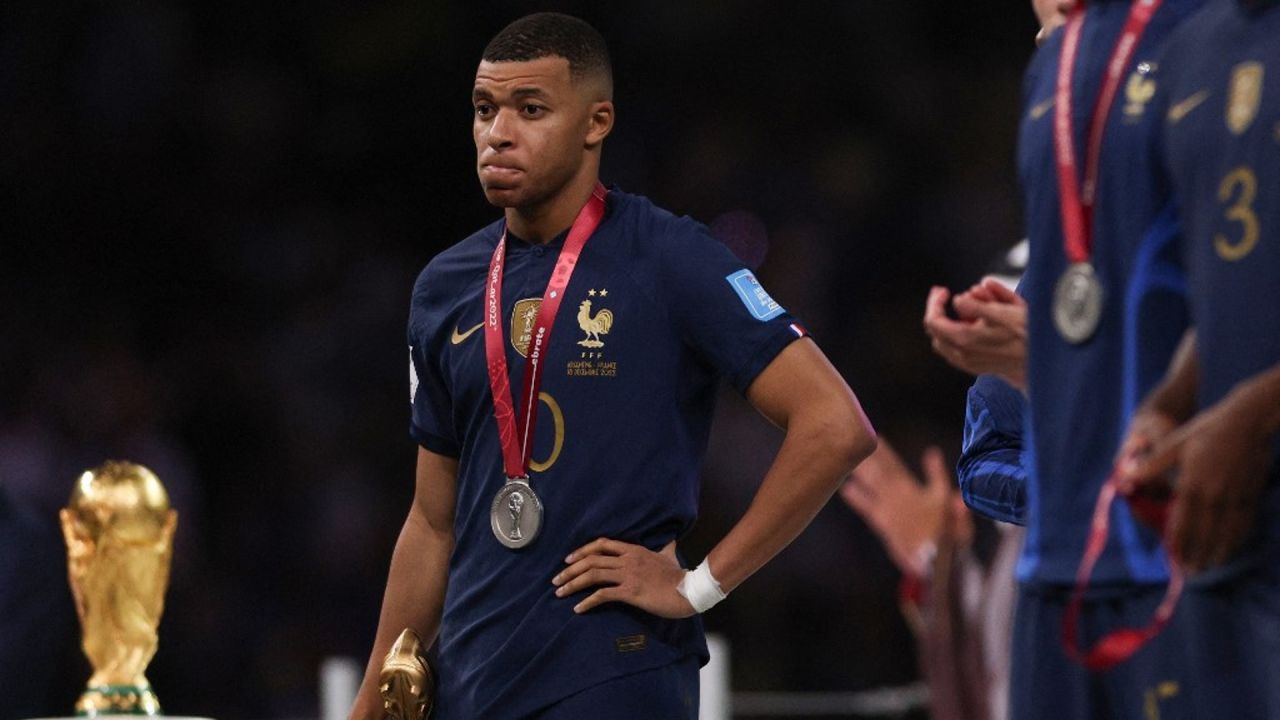 Técnico da França dá bronca em jogador no vestiário por uso de cordão na  Copa do Mundo, frança
