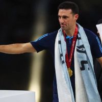 Lionel Scaloni junto a la Copa del Mundo