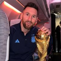 Selección Argentina: las fotos de Messi, El Dibu y Di María en pleno vuelo rumbo a Buenos Aires