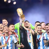 Selección Argentina: las fotos de Messi, El Dibu y Di María en pleno vuelo rumbo a Buenos Aires