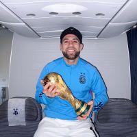 Selección Argentina: las fotos de Messi, El Dibu y Di María en pleno vuelo rumbo a Buenos Aires