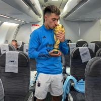 Selección Argentina: las fotos de Messi, El Dibu y Di María en pleno vuelo rumbo a Buenos Aires