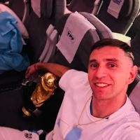 Selección Argentina: las fotos de Messi, El Dibu y Di María en pleno vuelo rumbo a Buenos Aires