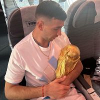 Selección Argentina: las fotos de Messi, El Dibu y Di María en pleno vuelo rumbo a Buenos Aires