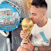 Selección Argentina: las fotos de Messi, El Dibu y Di María en pleno vuelo rumbo a Buenos Aires