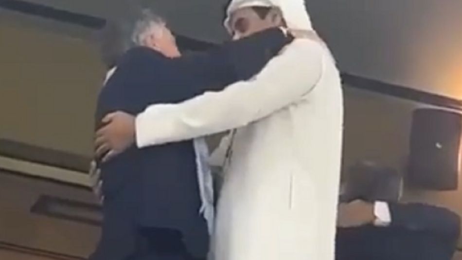 20221219 Mauricio Macri festejando con el emir de Qatar.